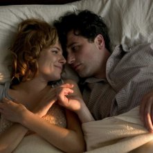 Sienna Miller e Matthew Rhys in una scena del film The Edge of Love
