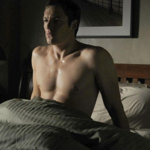 Tahmoh Penikett in una scena dell'episodio Needs di Dollhouse