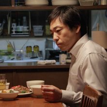 Teruyuki Kagawa in una scena del film Tokyo Sonata