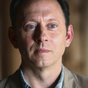 Un primo piano di Michael Emerson dall'episodio He's Our You di Lost