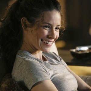 Una sorridente Evangeline Lilly nell'episodio Whatever Happened, Happened di Lost