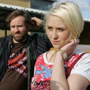 Ardal O'Hanlon e Lily Loveless in una foto promozionale dell'episodio 'Naomi' della terza stagione della serie tv Skins