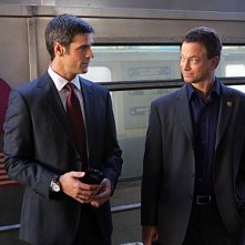 Eddie Cahill e Gary Sinise in un momento dell'episodio 'Communication Breakdown' della serie tv CSI - New York