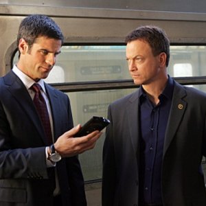 Eddie Cahill e Gary Sinise nell'episodio 'Communication Breakdown' della serie tv CSI - New York