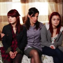 Kathryn Prescott e Megan Prescott in un'immagine promozionale dell'episodio 'Katie & Emily' della terza stagione della serie tv Skins