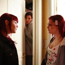 Kathryn Prescott e Megan Prescott in una foto promozionale dell'episodio 'Katie & Emily' della terza stagione della serie tv Skins
