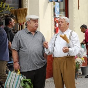 Lino Banfi e Lino Toffolo in una scena del film tv Scusate il disturbo