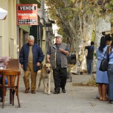 Lino Toffolo e Lino Banfi in una scena del film tv Scusate il disturbo