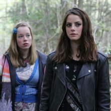 Lisa Backwell e Kaya Scodelario in una foto promozionale dell'episodio 'Effy' della terza stagione della serie tv Skins