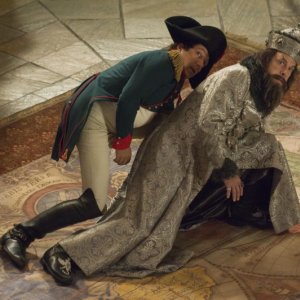 Alain Chabat e Christopher Guest in una sequenza di Una notte al museo 2: la fuga