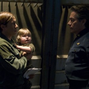 Bodie Olmos insieme a suo padre Edward James Olmos, nell'episodio 'Daybreak: Part 1' dell'ultima stagione di Battlestar Galactica