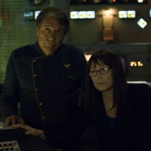 Edward James Olmos e Mary McDonnell in un momento di calma dell'episodio 'Daybreak: Part 2', finale della serie Battlestar Galactica