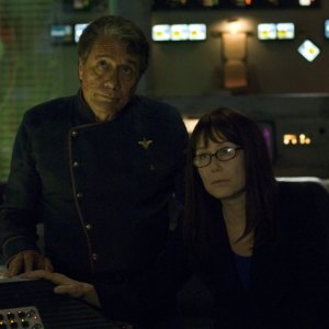 Edward James Olmos e Mary McDonnell in un momento di calma dell'episodio 'Daybreak: Part 2', finale della serie Battlestar Galactica