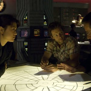 Edward James Olmos, Grace Park e Jamie Bamber sul set dell'episodio 'Daybreak: Part 2', finale della serie Battlestar Galactica