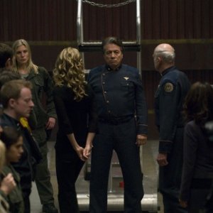 Edward James Olmos, Katee Sackhoff e Jamie Bamber nell'episodio 'Daybreak: Part 1' di Battlestar Galactica