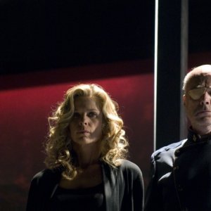 Kate Vernon e Michael Hogan in un momento dell'episodio 'Daybreak: Part 2', finale della serie Battlestar Galactica
