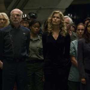 Kate Vernon, Tricia Helfer, Michael Hogan e Rekha Sharma nell'episodio 'Daybreak: Part 1' dell'ultima stagione di Battlestar Galactica