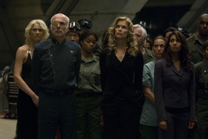 Kate Vernon, Tricia Helfer, Michael Hogan e Rekha Sharma nell'episodio 'Daybreak: Part 1' dell'ultima stagione di Battlestar Galactica