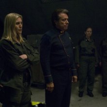 Katee Sackhoff insieme a Edward James Olmos, nell'episodio 'Daybreak: Part 1' dell'ultima stagione di Battlestar Galactica