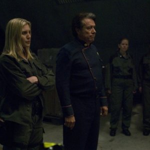 Katee Sackhoff insieme a Edward James Olmos, nell'episodio 'Daybreak: Part 1' dell'ultima stagione di Battlestar Galactica
