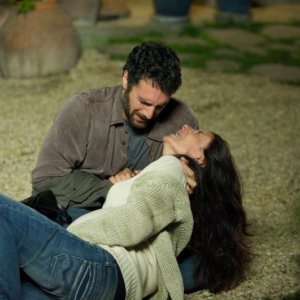 Raoul Bova e Simonetta Solder in una scena del film Sbirri