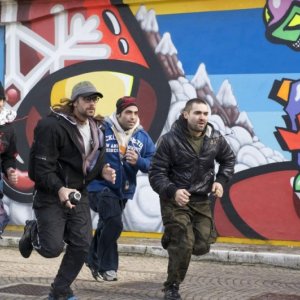 Raoul Bova in una sequenza d'azione del film Sbirri, diretto da Roberto Burchielli