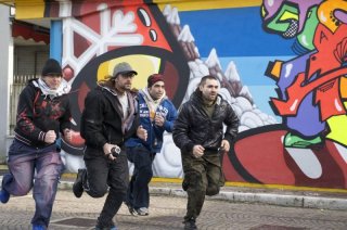 Raoul Bova in una sequenza d'azione del film Sbirri, diretto da Roberto Burchielli