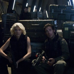 Tricia Helfer e James Callis si preparano alla battaglia nell'episodio 'Daybreak: Part 2', finale della serie Battlestar Galactica