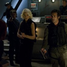 Tricia Helfer insieme a James Callis e alle loro spalle Edward James Olmos nell'episodio 'Daybreak: Part 2', finale della serie Battlestar Galactica