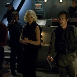 Tricia Helfer insieme a James Callis e alle loro spalle Edward James Olmos nell'episodio 'Daybreak: Part 2', finale della serie Battlestar Galactica