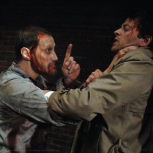 Christopher Heyerdahl e Misha Collins lottano nell'episodio On the Head of a Pin di Supernatural