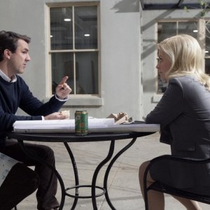 Amy Poehler e Paul Schneider in una scena del pilot di Parks and Recreation