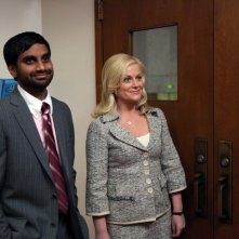 Amy Poehler Ed Aziz Ansari In Una Scena Del Pilot Di Parks And Recreation 109553