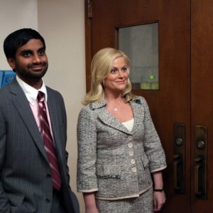 Amy Poehler ed Aziz Ansari in una scena del pilot di Parks and Recreation