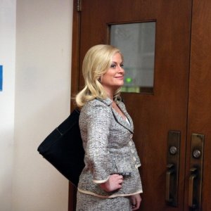 Amy Poehler in una scena del pilot di Parks and Recreation