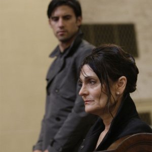 Cristine Rose e Milo Ventimiglia in una scena di Into Asylum dalla terza stagione di Heroes
