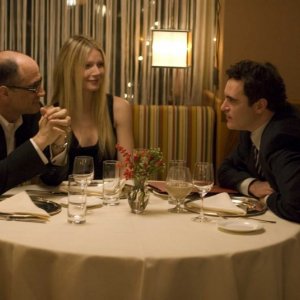 Elias Koteas, Gwyneth Paltrow e Joaquin Phoenix in una scena del film film Two Lovers