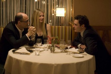 Elias Koteas, Gwyneth Paltrow e Joaquin Phoenix in una scena del film film Two Lovers