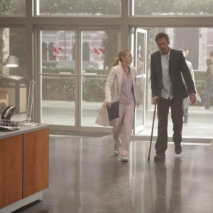 Hugh Laurie e Jennifer Morrison in una scena tratta da Simple Explanation di Dr. House: Medical Division