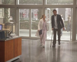 Hugh Laurie e Jennifer Morrison in una scena tratta da Simple Explanation di Dr. House: Medical Division