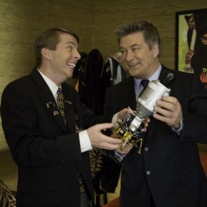 Jack McBrayer ed Alec Baldwin in una scena dell'episodio Cutbacks di 30 Rock