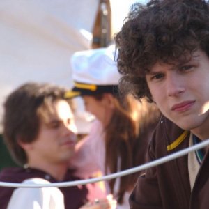 Jesse Eisenberg in una scena del film The Education of Charlie Banks