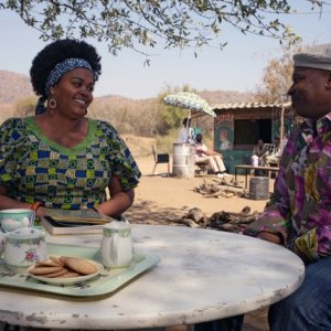 Jill Scott e Desmond Dube in una scena della serie The No. 1 Ladies' Detective Agency