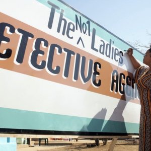 Jill Scott in una scena della serie The No. 1 Ladies' Detective Agency