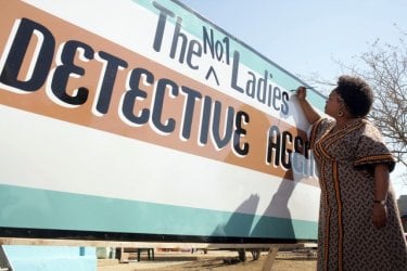 Jill Scott in una scena della serie The No. 1 Ladies' Detective Agency