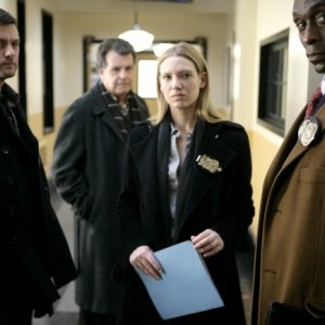 Joshua Jackson, Lance Reddick, John Noble ed Anna Torv in una scena dell'episodio Inner Child di Fringe