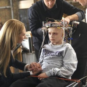 Joshua Jackson, Spencer List ed Anna Torv in una scena dell'episodio Inner Child di Fringe