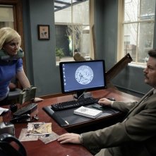 Nick Offerman ed Amy Poehler in una scena del pilot di Parks and Recreation