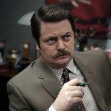 Nick Offerman in una scena del pilot di Parks and Recreation