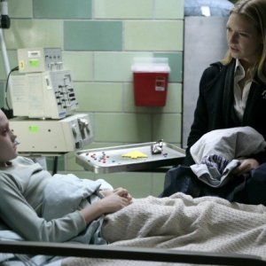 Spencer List ed Anna Torv in una foto di scena dell'episodio Inner Child di Fringe